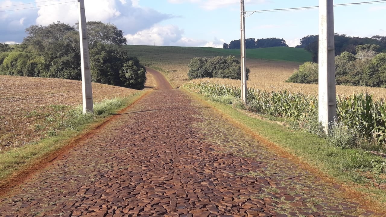 Estradas rurais recebem melhorias em Bom Sucesso do Sul